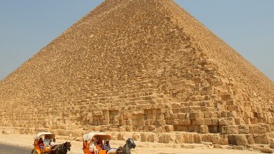 Misir Xeops piramidasını turistlər üçün bağlayır